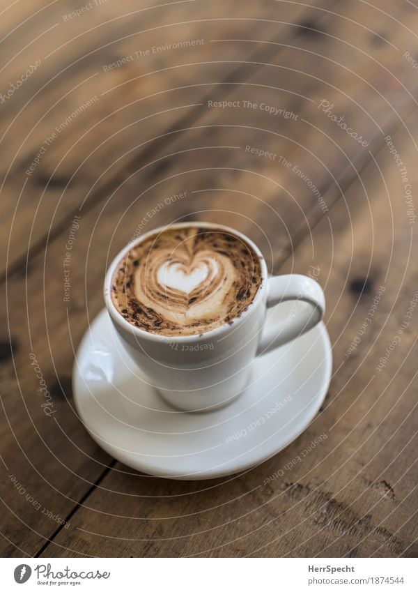 Schaumherz Kaffeetrinken Tasse Holz lecker braun weiß Cappuccino Kaffeeschaum Kakaopulver Herz Untertasse Holztisch rustikal Kaffeetasse Kaffeepause einladend