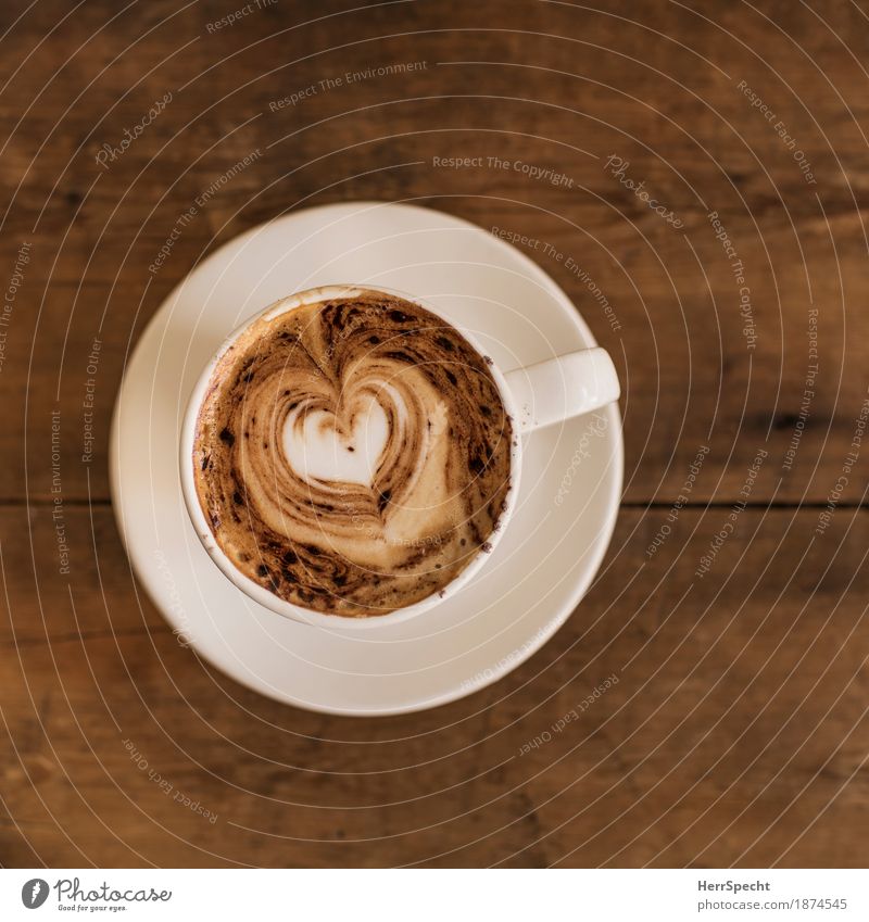 Kaffeekitsch Kaffeetrinken Getränk Heißgetränk Tasse Restaurant Holz Herz braun Untertasse Cappuccino Kaffeeschaum herzförmig Kitsch Vogelperspektive