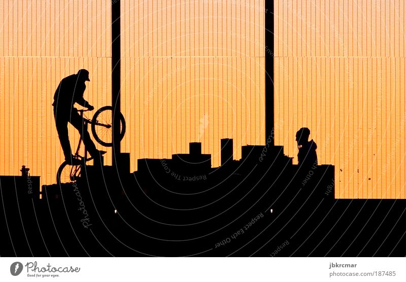 Bikers Freizeit & Hobby Sport Fahrradfahren Halfpipe Mensch maskulin Junger Mann Jugendliche Freundschaft Leben 2 18-30 Jahre Erwachsene Skyline Mütze