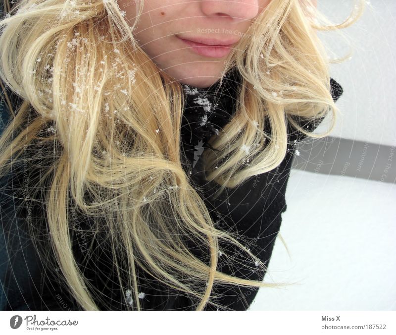 Spaziergang schön Winter Schnee wandern Mensch feminin Junge Frau Jugendliche Haare & Frisuren Gesicht 1 18-30 Jahre Erwachsene Eis Frost Schneefall Mantel kalt