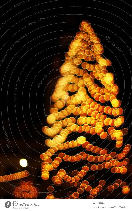 Goldene Lichter am Weihnachtsbaum golden Weihnachtsmarkt Weihnachten & Advent Weihnachtsbeleuchtung festlich Beleuchtung Blendenfleck Lichterkette Lichtspiel