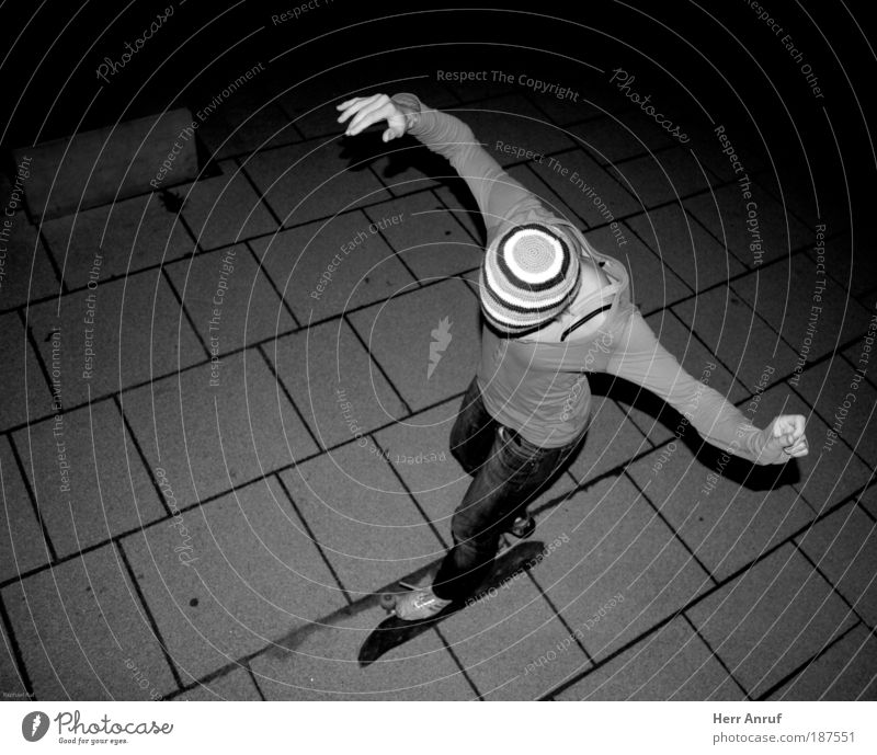Nachtflug Skateboard feminin Junge Frau Jugendliche 1 Mensch fliegen grau schwarz weiß Schwarzweißfoto Blitzlichtaufnahme Vogelperspektive Ganzkörperaufnahme