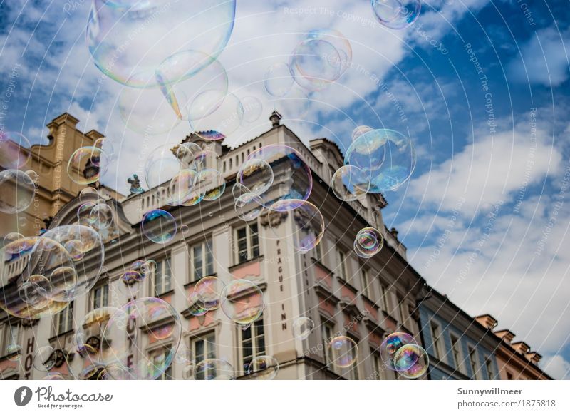 Seifenblasen in Prag Stadt Hauptstadt Haus Mauer Wand Fenster berühren authentisch Glück schön Freude Fröhlichkeit Lebensfreude Begeisterung Verliebtheit