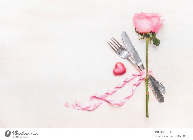 Tischgedeck mit Rose, Besteck, Herz und Schleife Festessen Stil Design Dekoration & Verzierung Party Veranstaltung Restaurant Feste & Feiern Valentinstag