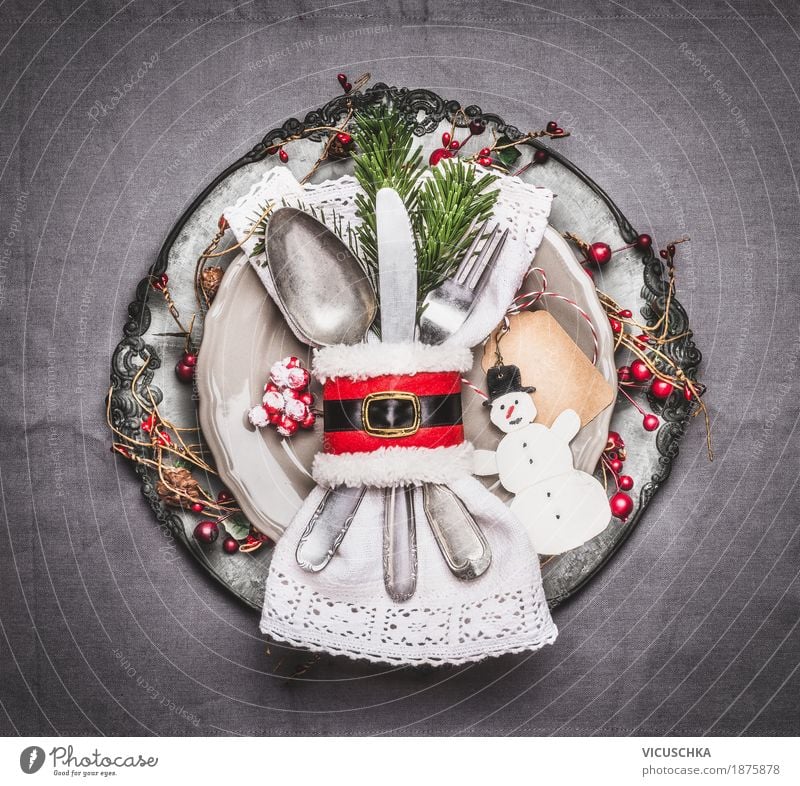 Tischdekoration zu Weihnachten mit Teller und Besteck Ernährung Festessen Geschirr Messer Gabel Löffel Stil Design Freude Häusliches Leben Party Veranstaltung