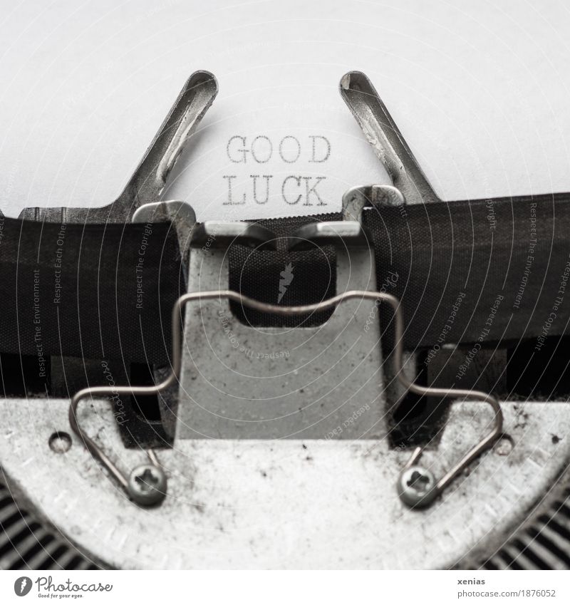 good luck, Text auf der Schreibmaschine Glück Büroarbeit schreiben Schriftzeichen grau schwarz weiß Zukunft Farbband typewriter letter Buchstaben Schraube