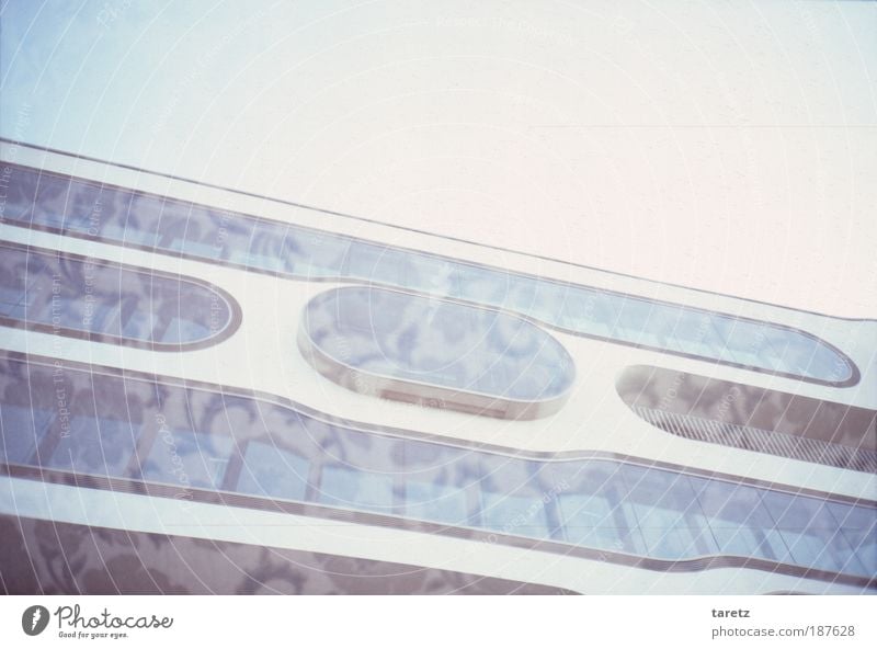 Berankte Fassade Haus Traumhaus Fenster Beton Glas Design einzigartig Muster rund Oval modern Linie blau Überbelichtung kalt außergewöhnlich Herbst Farbfoto