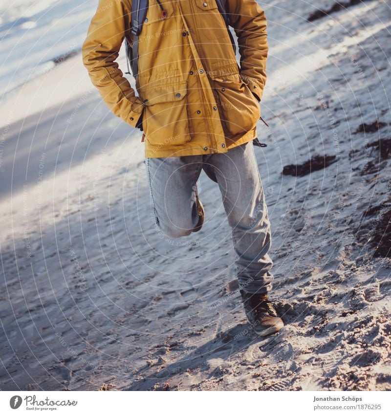 Mensch mit Winerjacke am Strand steht auf einem Bein am Strand in Binz maskulin Körper Beine 1 18-30 Jahre Jugendliche Erwachsene ästhetisch Herbst Winter Mode