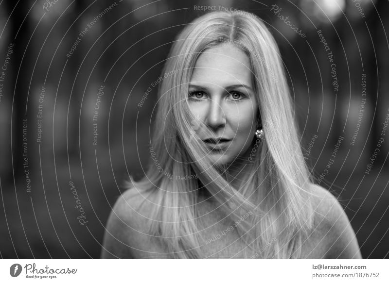 Schwarz-Weiß-Porträt einer attraktiven blonden Frau Gesicht Erwachsene 1 Mensch 18-30 Jahre Jugendliche Wald Konzentration Beautyfotografie intensiv Intensität