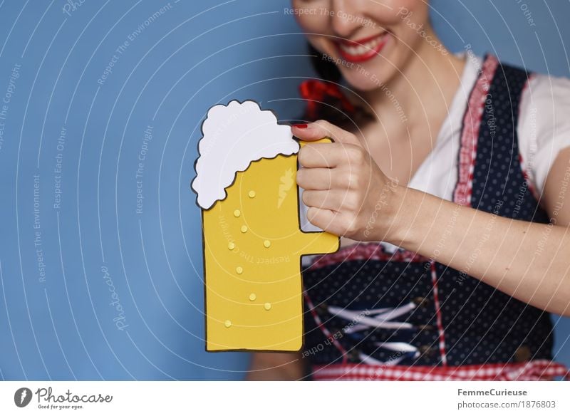 O'zapft is! (04) feminin Junge Frau Jugendliche Erwachsene 1 Mensch 18-30 Jahre 30-45 Jahre Freude Zuprosten Oktoberfest München Bayern Trachtenkleid Bier