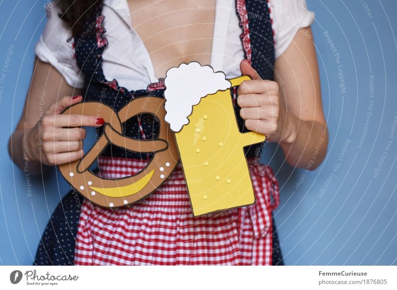 O'zapft is! (01) feminin Junge Frau Jugendliche Erwachsene 18-30 Jahre 30-45 Jahre Freude Oktoberfest Bayern München Trachtenkleid Bier Brezel Karton gebastelt
