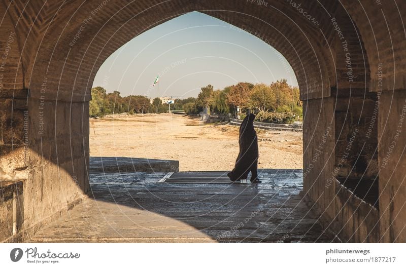 Die Frau im Schatten Ferien & Urlaub & Reisen Tourismus Ausflug Abenteuer Ferne Freiheit Sightseeing Städtereise Expedition Isfahan Iran Asien