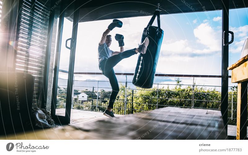 Junger erwachsener Mann, der zu Hause boxendes Training auf Balkon tut Lifestyle Freizeit & Hobby Mensch maskulin Jugendliche Fitness muskulös Kraft Energie