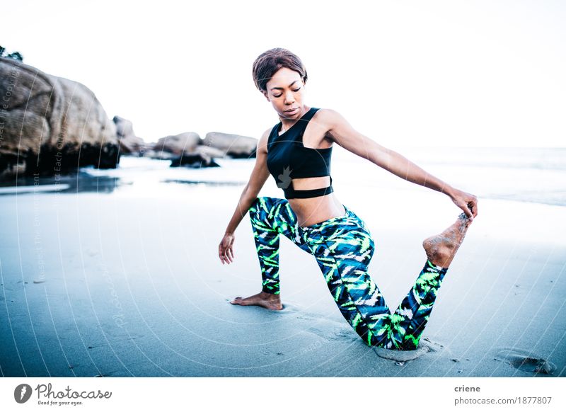 Afroamerikanische Frauen, die Yoga-Übungen am Strand machen. Lifestyle Freude Körper Wellness Erholung Freizeit & Hobby Sport Mensch Junge Frau Jugendliche