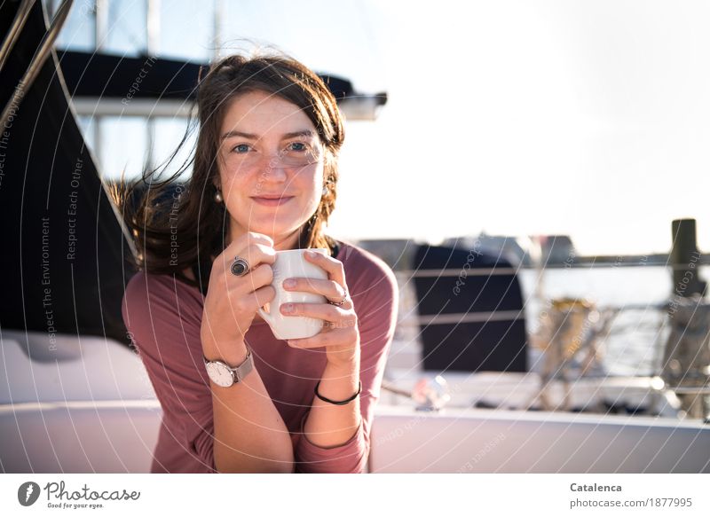 Morgenkaffee an Deck der Segelyacht, Portrait einer jungen Frau Kaffeetrinken Tasse Erholung Ferien & Urlaub & Reisen Wassersport Segeln feminin Junge Frau