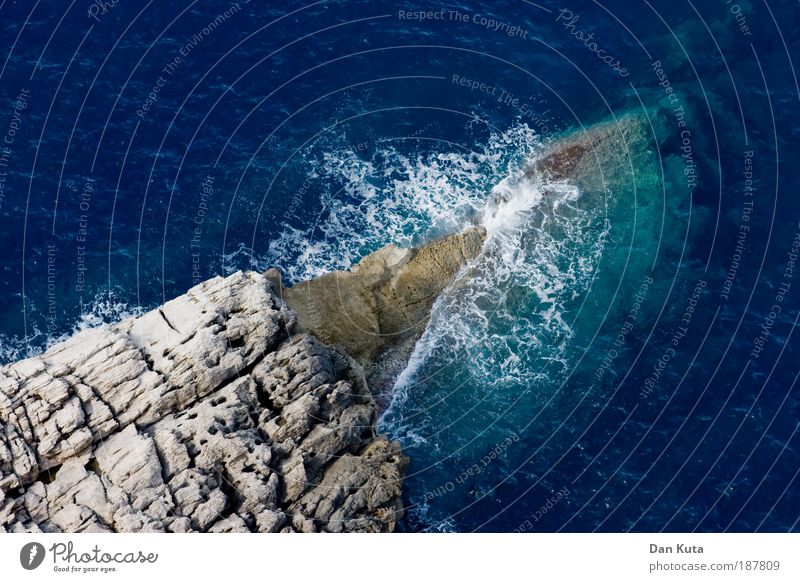 Umspüldienst. Natur Landschaft Wasser Sommer Klima Schönes Wetter Wellen Küste Riff Meer Mittelmeer entdecken tauchen toben Aggression frech rebellisch blau