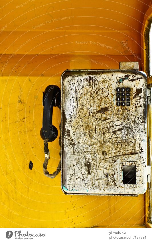 Öffentliches Telefon Metall Aggression alt authentisch trashig gelb silber chaotisch zählen Iran Farbfoto