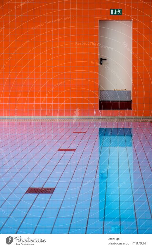 Disappear Stil Design Schwimmbad Wasser Architektur Mauer Wand Tür Hinweisschild Warnschild leuchten ästhetisch außergewöhnlich trendy nass retro verrückt blau