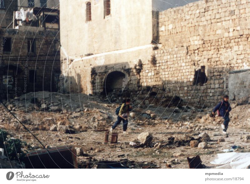 Slum-Kids Kind Israel Jerusalem Ruine Spielen Elendsviertel Krieg Menschengruppe Schulweg rennen Ost-Jerusalem alt kaputt schäbig trist Palaestinenser