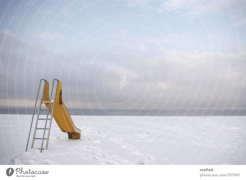 Guten Rutsch Spielen Kinderspiel Sommerurlaub Winter Schnee Landschaft Sand Wasser Himmel Eis Frost Küste Strand Ostsee blau gelb grau weiß Freude Sehnsucht