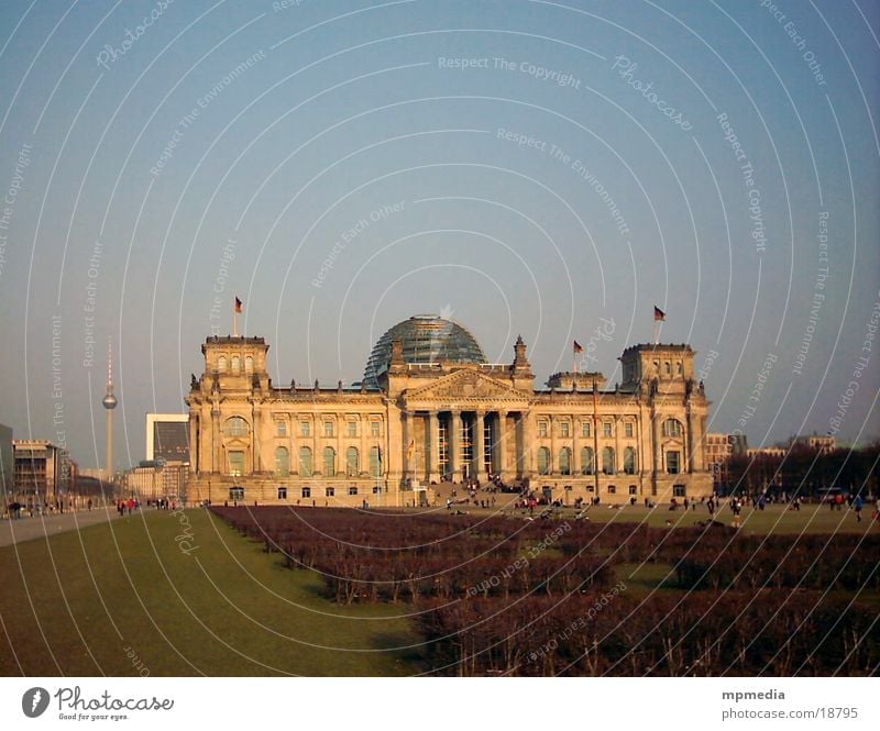Reichstag mit Fernsehturm Regierung Berlin-Mitte Architektur Deutscher Bundestag TV-Tower
