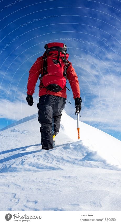Mountaineer geht auf den Gipfel eines schneebedeckten Gipfels Ferien & Urlaub & Reisen Abenteuer Expedition Winter Schnee Berge u. Gebirge wandern Sport