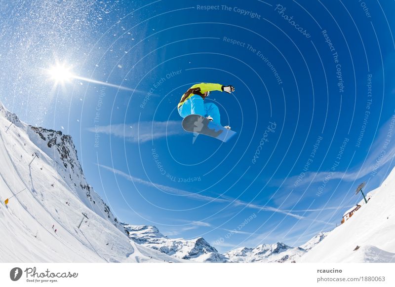 Snowboarder, der weg von einem Sprung startet Freude Ferien & Urlaub & Reisen Sonne Winter Schnee Berge u. Gebirge Sport Junge Mann Erwachsene Alpen springen
