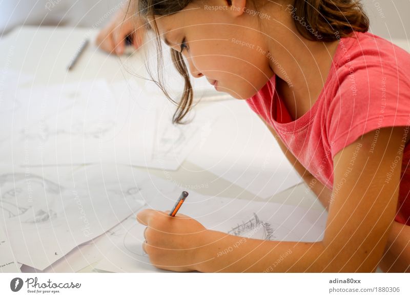 Zeichnen Freizeit & Hobby Kindererziehung Bildung Schule lernen Schulkind Mädchen Papier Schreibstift Erfolg geduldig ruhig Ausdauer Interesse Erfahrung Freude