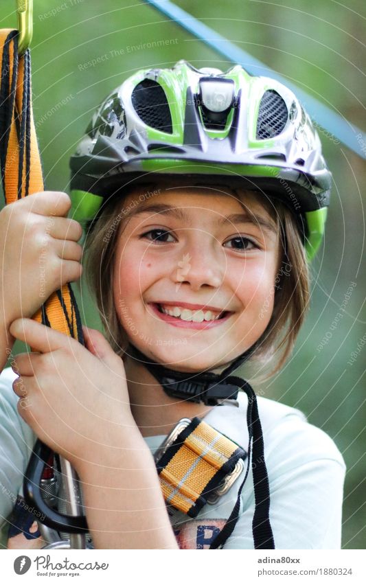 Selbstbewusst Freizeit & Hobby Sport Fitness Sport-Training Klettern Bergsteigen Kindererziehung Bildung Mädchen lachen Bewegung Freude Gesundheit Kindheit