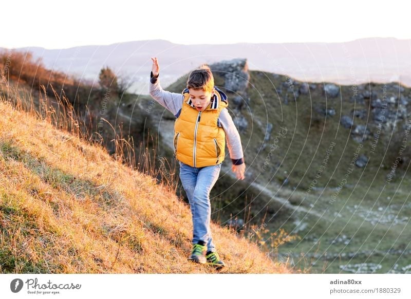 Herbstsonne Freizeit & Hobby Spielen Klettern Bergsteigen Junge Natur Landschaft Hügel Berge u. Gebirge Bewegung gehen laufen wandern Freude Glück Fröhlichkeit