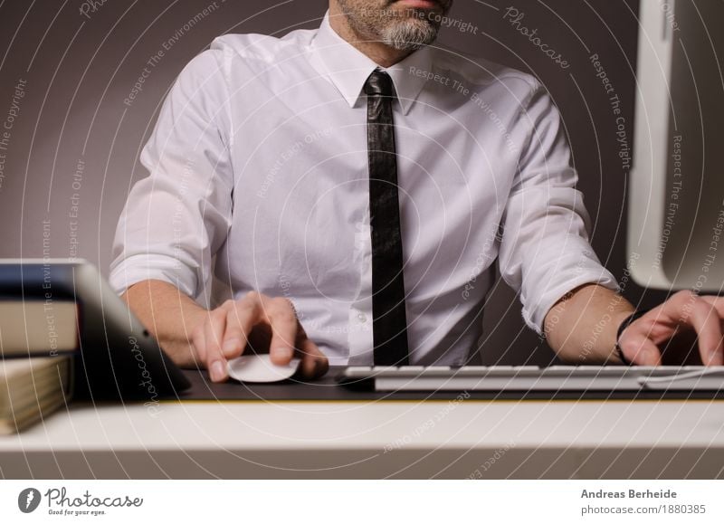 Im Büro Business Computer Internet Mensch Mann Erwachsene 30-45 Jahre Krawatte Arbeit & Erwerbstätigkeit Erfolg Geschäftsmann online table technology typing