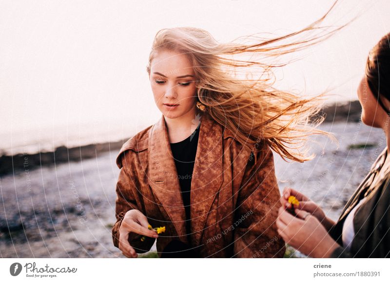 Portrait der jungen Frauen mit dem langen blonden Haar, das im Wind durchbrennt Lifestyle Stil Freude Freiheit Sommer Sonne Strand Junge Frau Jugendliche