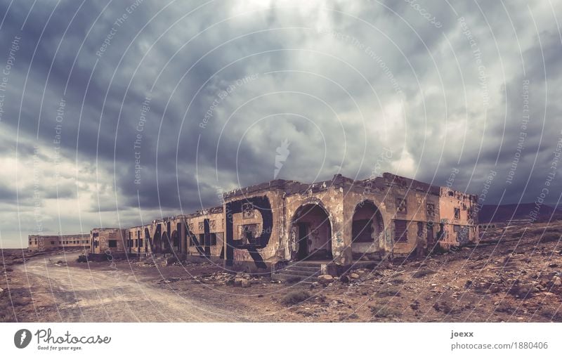 Schmerz Wolken Wetter Abades Spanien Haus Ruine Gebäude Leprastation Mauer Wand Wege & Pfade alt hässlich braun grau schwarz Tod bizarr Endzeitstimmung ruhig