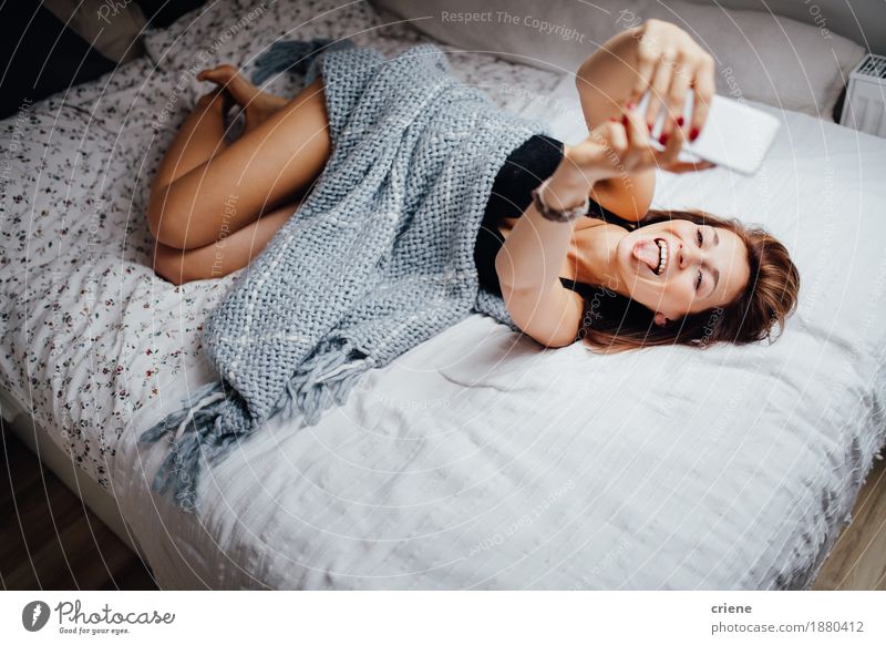 Junge weibliche Frauen, die selfie mit Smartphone nehmen Lifestyle Freude Häusliches Leben Bett Schlafzimmer Telefon Handy PDA Technik & Technologie