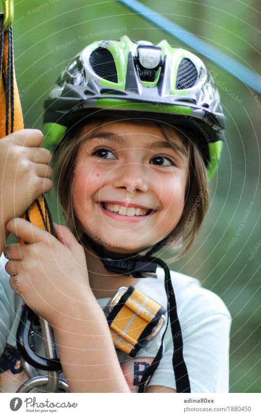 Klettern sportlich Freizeit & Hobby Spielen Bergsteigen Kindererziehung Bildung Schule Mädchen lachen lernen Glück Freude Begeisterung Optimismus Erfolg Kraft