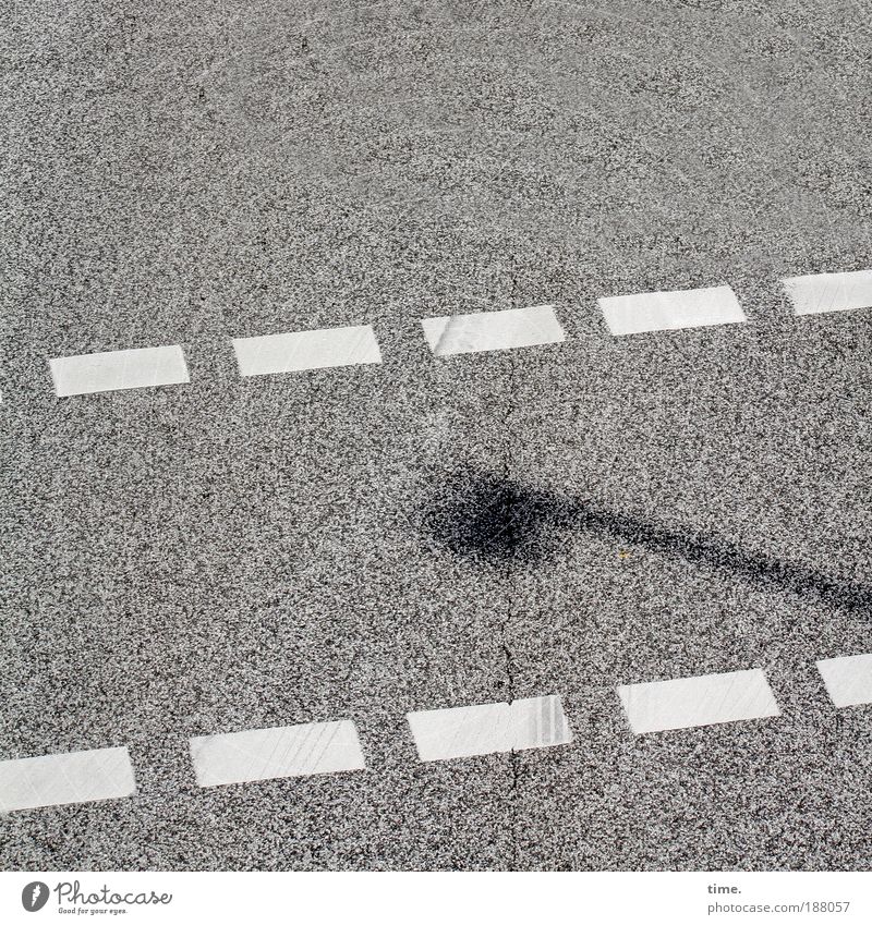 Omen des Alltags (II) Straße Straßenverkehr Asphalt weiß Zeichen Verkehrszeichen Farbe Farbstoff gemalt Warnhinweis Hinweis Wege & Pfade Außenaufnahme