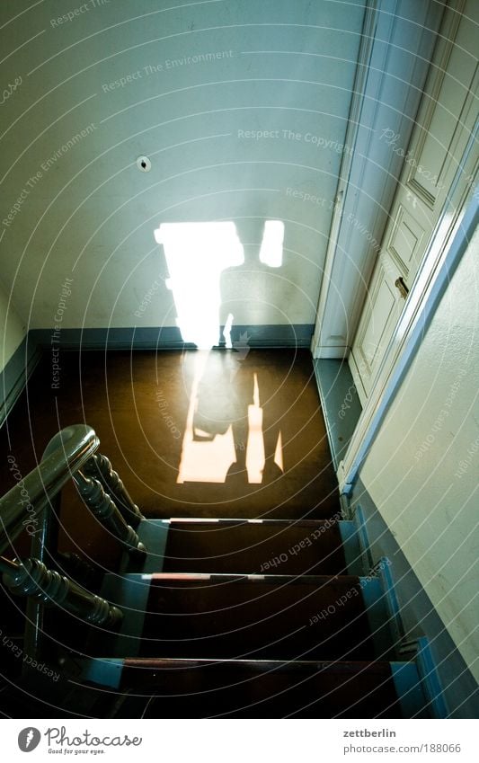 Warmstart Treppe Treppenhaus Niveau Treppenabsatz Tür Flur Obdachlose Wohnungssuche Häusliches Leben Haus Besucher Mieter Vermieter Schatten Geländer