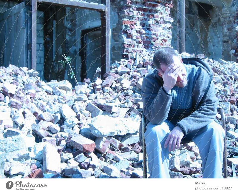 Sozialer Wohnungsbau Bauschutt Haus Müll Mann kaputt Mensch Stuhl Zerstörung