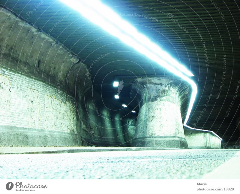 Tunnel Licht Energiesparlampe Architektur Schatten blau Straße alt