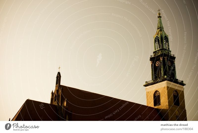 GLAUBE Hauptstadt Altstadt Menschenleer Kirche Mauer Wand Dach Glockenturm Sehenswürdigkeit Wahrzeichen Marienkirche schön Religion & Glaube Christentum Turm