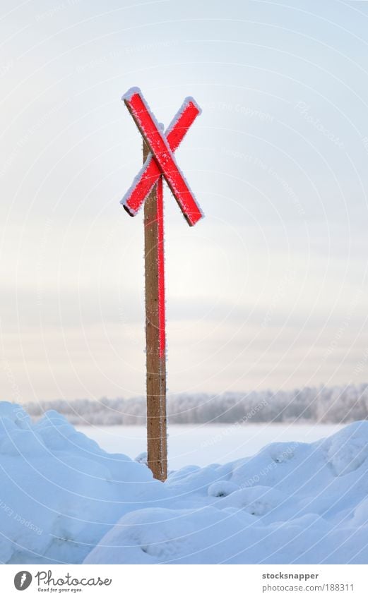 Winter durchkreuzen Mark Zeichen rot Arktis kalt Schnee