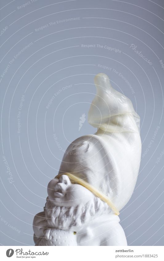 Geschützter Gartenzwerg Volksglaube Deutsch Familienplanung Figur Gartenzwerge Kitsch Kondom Menschenleer Märchen fantastisch Mütze Sexualität Textfreiraum