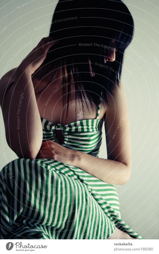 Dunkelhaarige Frau mit Kleid feminin ästhetisch einzigartig Gefühle Stimmung Traurigkeit ruhig sitzen Wegsehen Einsamkeit Oberkörper Vorderansicht Profil