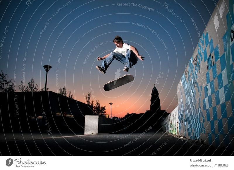 Kickflip Extremsport Skateboard Sportpark Mann Erwachsene 1 Mensch fahren springen Freude Tapferkeit Coolness Erfolg Kraft anstrengen ästhetisch Freiheit