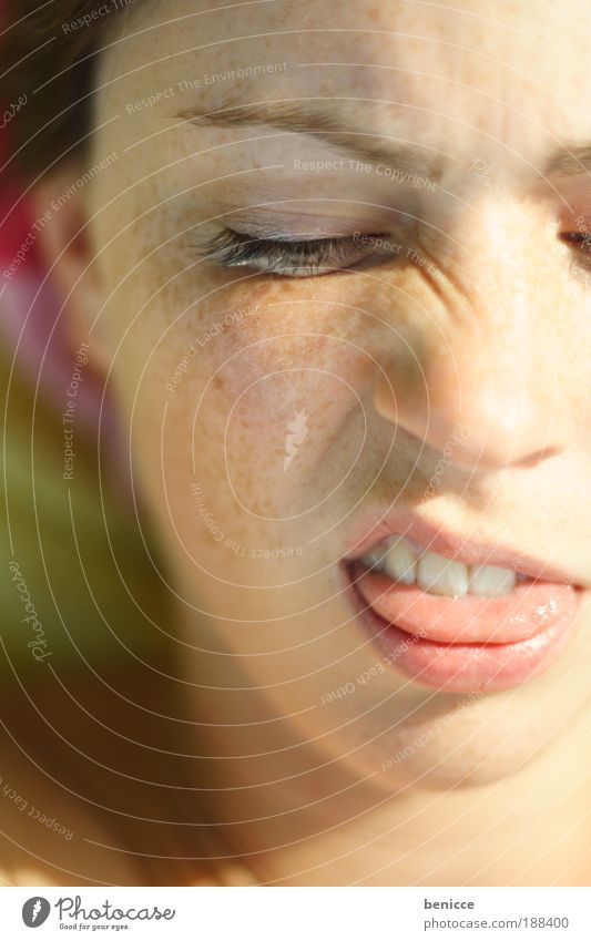 hääää? Grimasse Frau Jugendliche Europäer liegen Sonne Sonnenbad Ablehnung Nase Falte Hautfalten Zunge ausgestreckt zeigen dumm lustig Humor funny Freude