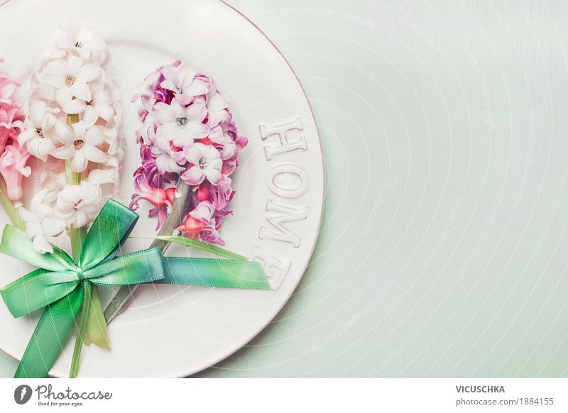 Festlicher Tischgedeck mit Frühlingsblumen Festessen Geschirr Teller Stil Design Freude Häusliches Leben Wohnung Party Veranstaltung Restaurant Feste & Feiern