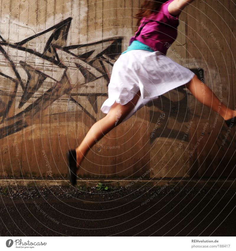Ich hab an Flucht gedacht. feminin Junge Frau Jugendliche 18-30 Jahre Erwachsene Kunst Mauer Wand Straße Rock Schuhe langhaarig rennen Bewegung Fitness springen