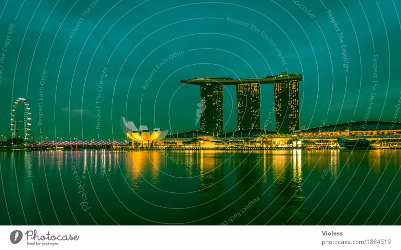 Singapur Hauptstadt Skyline Hochhaus Hotel Turm Bauwerk Gebäude Architektur Sehenswürdigkeit glänzend Beleuchtung leuchten Lampe Kitsch Singapore Nachtaufnahme
