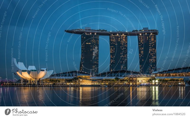 Singapur II Hauptstadt Skyline Hochhaus Hotel Turm Bauwerk Gebäude Architektur Sehenswürdigkeit glänzend Beleuchtung leuchten Lampe Kitsch Singapore