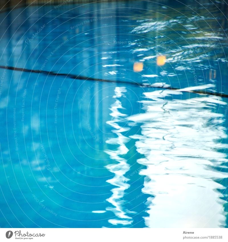 der Geist im Wasser Schwimmen & Baden Freizeit & Hobby Schwimmbad Schwimmhalle Lampe Zeichen fantastisch Flüssigkeit gruselig schön lustig blau gold türkis weiß